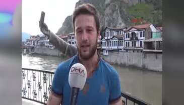 Selfie çeken şehzade heykelinin telefonunu kırdılar