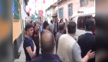 İki komşu arasında parti bayrağı kavgası çıktı