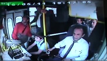Bursa'da utandıran görüntü otobüs şoförünü dövdü