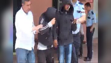 Evinde yakaladığı hırsızların çenelerini kırdı