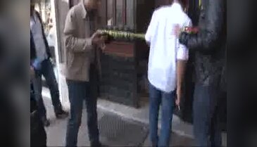 Duvarı delip kuyumcuyu soydular