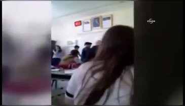 Okul müdürü öğrencisinin kafasıyla tahtayı sildi