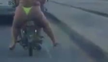 Bikinili kadının motosiklet keyfi