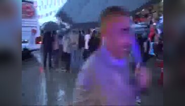 Yağmur altında halka seslendi