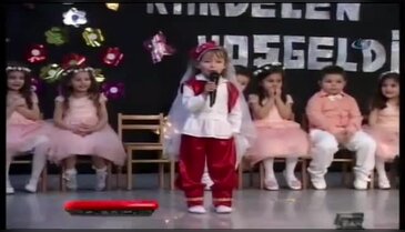 İstiklal Marşı'nı okuyan minik kız duygulanarak ağladı