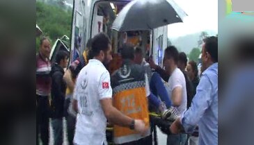 Bursa'da öğrencileri taşıyan midibüs devrildi