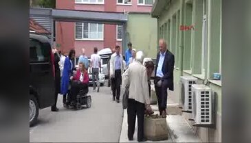 Bursalı Engelli Milletvekili Adayı rampa olmadığı için oy kullanmakta zorluk yaşadı