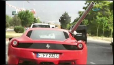Ferrari ile boru taşıdı