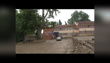 Aracını son anda selin önünden kurtardı