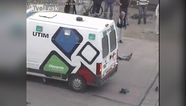 Motosiklet sürücüsü kamyonun altına girdi