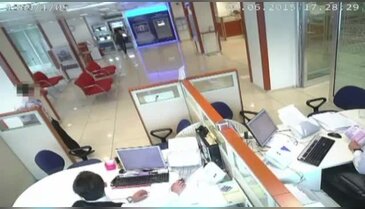 Güvenlik görevlisi banka soygununu engelledi
