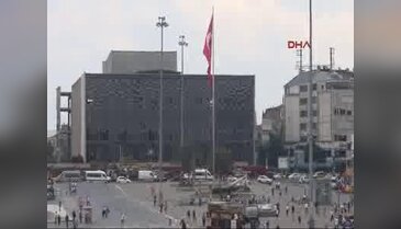 Dev Türk bayrağı yarıya indirildi