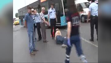 Karşıya geçmeye çalışan yayaya motosiklet çarptı