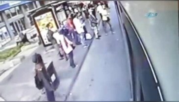Otobüsü kaçırınca camını kırdı
