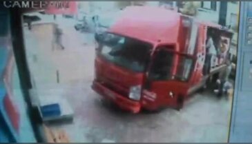 Soyguncular güvenlik kamerasına yakalandı