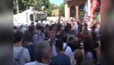 Polis müdahalesi ile dağıldılar