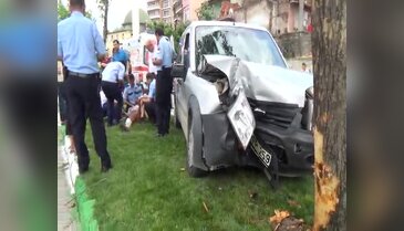 Bursa'da polis çocuğa çarpmamak için ağaca çarptı!
