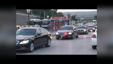 Başkan Görmez, Cumhurbaşkanlığı Sarayı'ndaki iftara iki Mercedes'le gitti