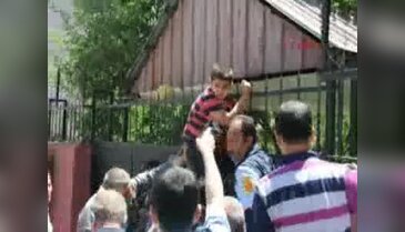 Topu almak isterken eline demir korkuluk saplandı