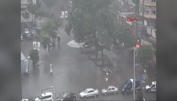 Sağanak yağmur Bursa'da ulaşımı aksattı