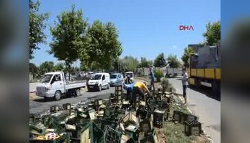 Yüzlerce şişe bira yola saçıldı