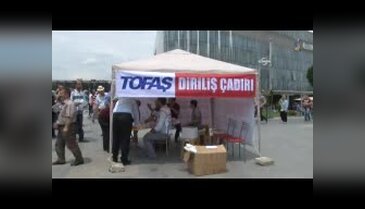 Tofaş'tan atılan sağır ve dilsiz işçiler, işaret diliyle açıklama yaptı