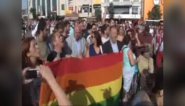 Polis müdahalesi sonrası LGBT yürüyüşü yapıldı