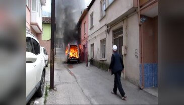 Bursa'da seyir halindeki kamyonet alev aldı