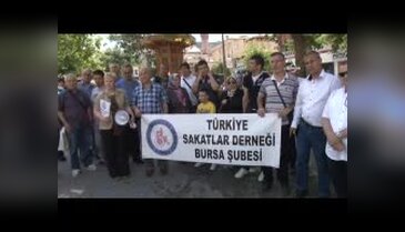 Otobüs ve metroya binmeleri kısıtlanan engelliler eylem yaptı