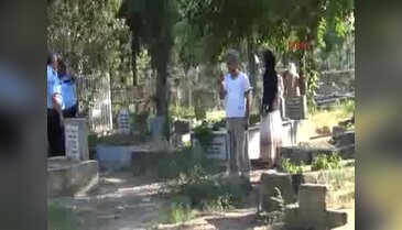 Bebek mezarından yanmış Kuran sayfaları çıktı