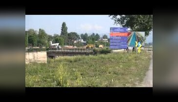 Akasya ağaçlarını vinçle söküp başka yere naklettiler