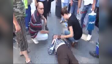 Çarptığı kadının başından ayrılmadı