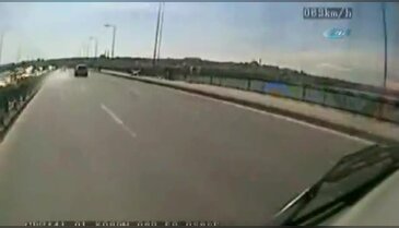 Motosiklet böyle takla attı !