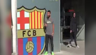 Arda Turan, Barcelona amblemi önünde poz verdi