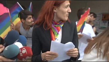 Bursa'da LGBTİ'li gruba taşlı saldırı-2