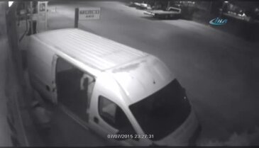 Bursa'da bir minibüs dolusu lastik çaldılar!
