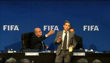 FIFA başkanına inanılmaz protesto