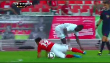 Irkçı tezahürata öfkelenen oyuncuya kırmızı kart!