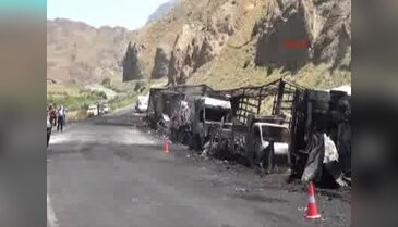 PKK Iğdır- Erzurum karayolunu kesip 12 TIR, kamyon ve otomobili yaktı