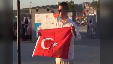 Minibüs şoföründen şehit polisler için eylem