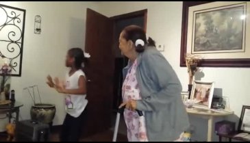 Büyükanne ve torunundan dans şovu