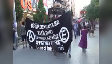 Polis gruba saldırdı, vatandaşlar polisi alkışladı