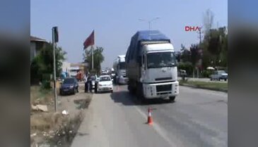 Bursa İnegöl'de yaralı sürücüyü güneşten böyle korudular