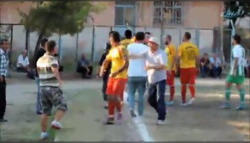 Hakemi kırmızı kart gösterdiğine pişman ettiler