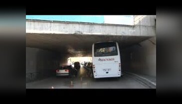 Bursa'da Midibüs alt geçide sıkıştı
