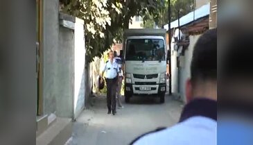 Bursa'daki evden 4 kamyon çöp çıktı!