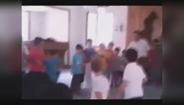 Camide çocuklarla futbol oynayan imam