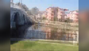 Suya düşen kız halatla kurtarıldı