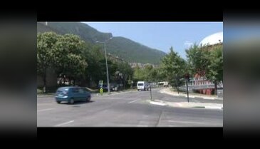 Çocuklar, parklardaki çim sulama fıskiyeleriyle serinliyor