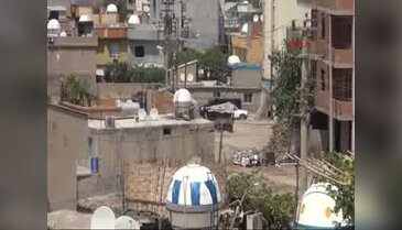Cizre'de göstericiler, barikatları iş makinasıyla kaldıran polisle çatıştı